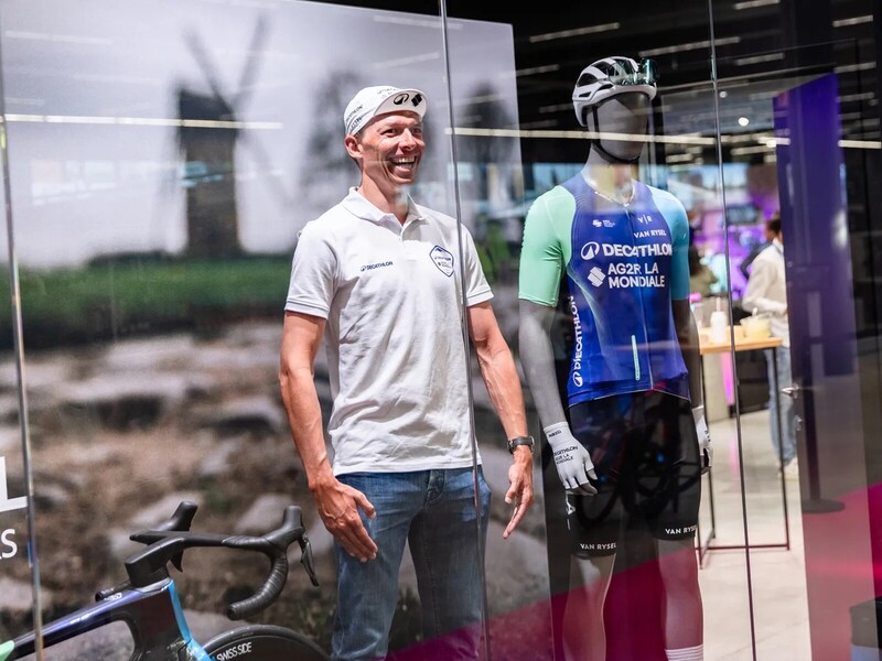 Oliver Naesen opent eerste Van Rysel Store van het land