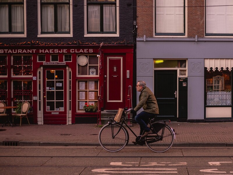 Kabinet zet met campagne in op fiets pakken naar het werk